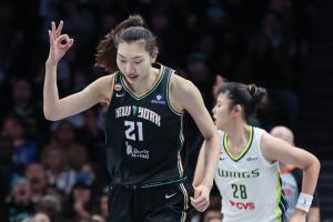 韩旭拿到赛季新高9分 主帅称赞：她一直在进步 防守端进步很显著配图