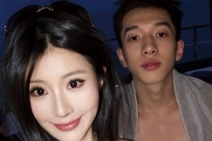 杨溢晒与女友的合照：享受生活之乐 不惧时光短暂🏝️🐚配图